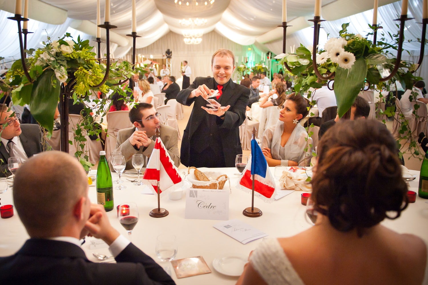Le magicien Boris Wild en prestation de close-up à la table des mariés
