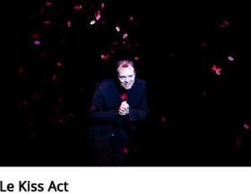 Le Magicien français Boris Wild dans son numéro Kiss Act primé à la FISM