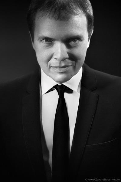 Portrait noir & blanc du magicien français Boris Wild