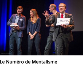 Le magicien français Boris Wild sur scène dans son numéro de mentalisme